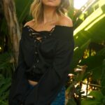 Blouse Élastique à Lacets – Épaules Dénudées & Style Bohème Chic