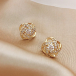 Boucles d’Oreilles Clous en Zircon – Design Croisé Creux & Géométrique | Style Luxe Discret