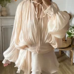 Robe Blouse Satinée TWOTWINSTYLE – Col V, Manches Longues & Volants Fluides