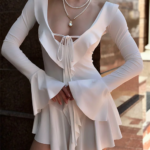 Robe Blanche, Bleu, Rose, Noire Volants – Décolleté Lacé & Manches Longues