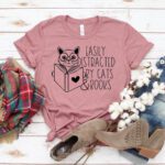 t-shirt "Easily Distracted by Cats & Books"